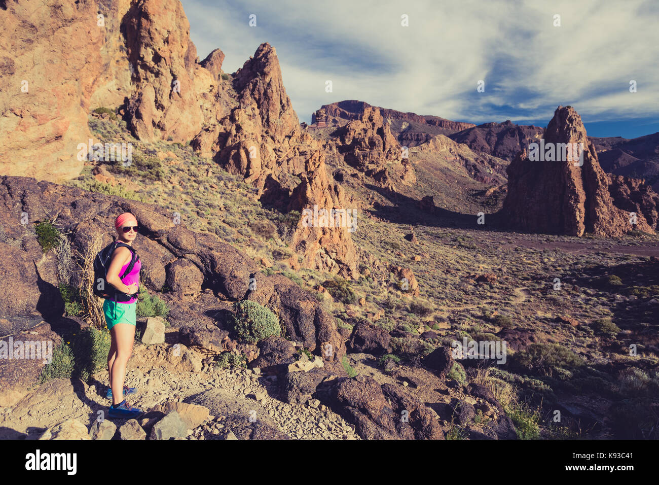 Felice ragazza escursionista camminando sul sentiero di montagna. Ispirare e motivare il concetto, attività all'aperto. Runner scalatore o guardando landscap ispiratore Foto Stock