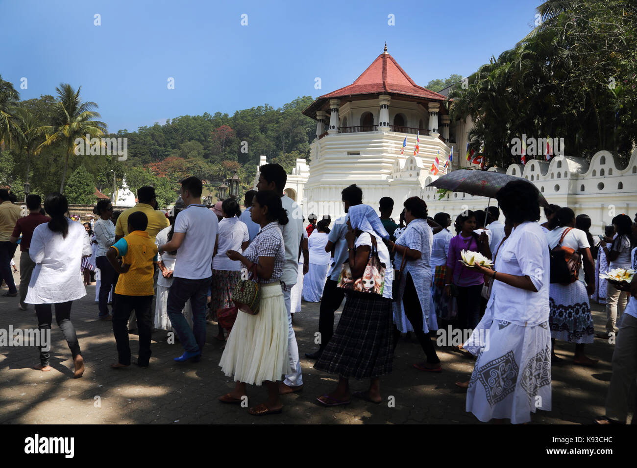 Kandy Sri Lanka Tempio del Sacro Dente reliquia pellegrini al di fuori del Patthirippua su Navam Full Moon Poya Day Foto Stock