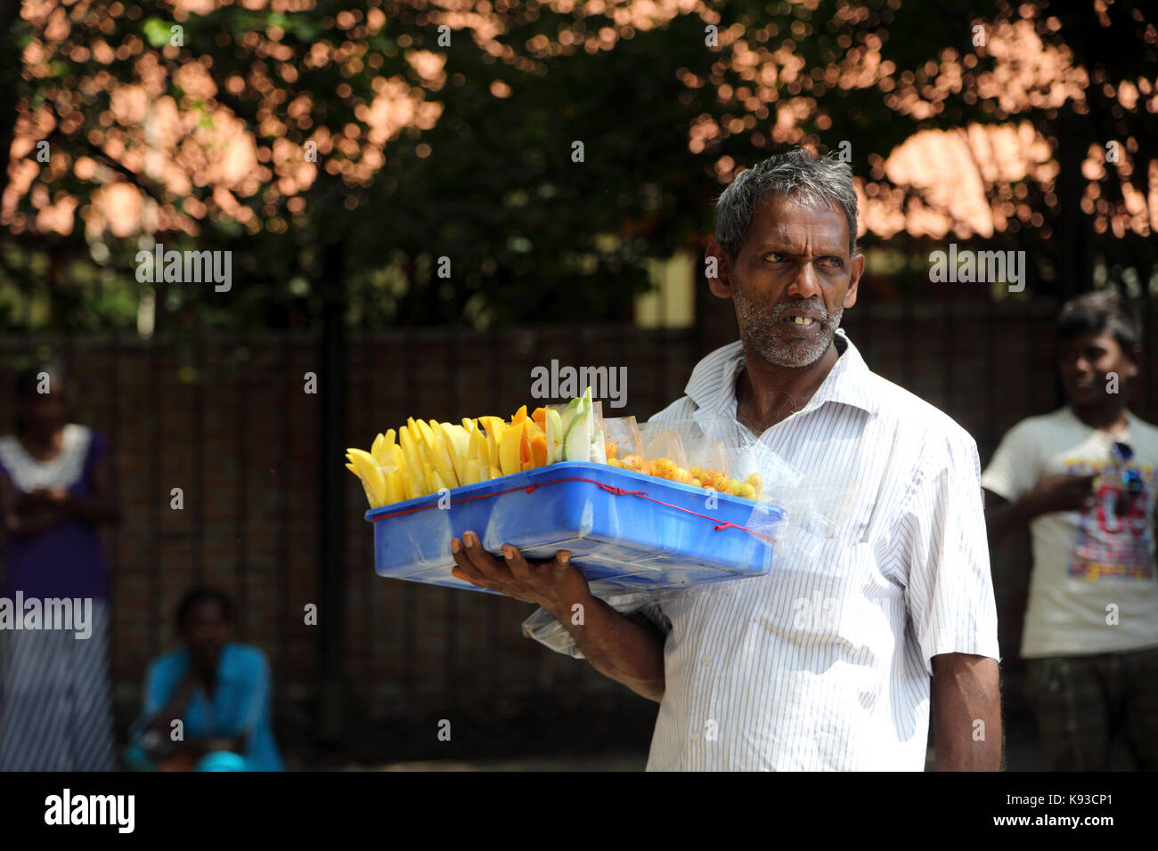La città di Kandy Sri Lanka venditore ambulante per la vendita di frutta Foto Stock