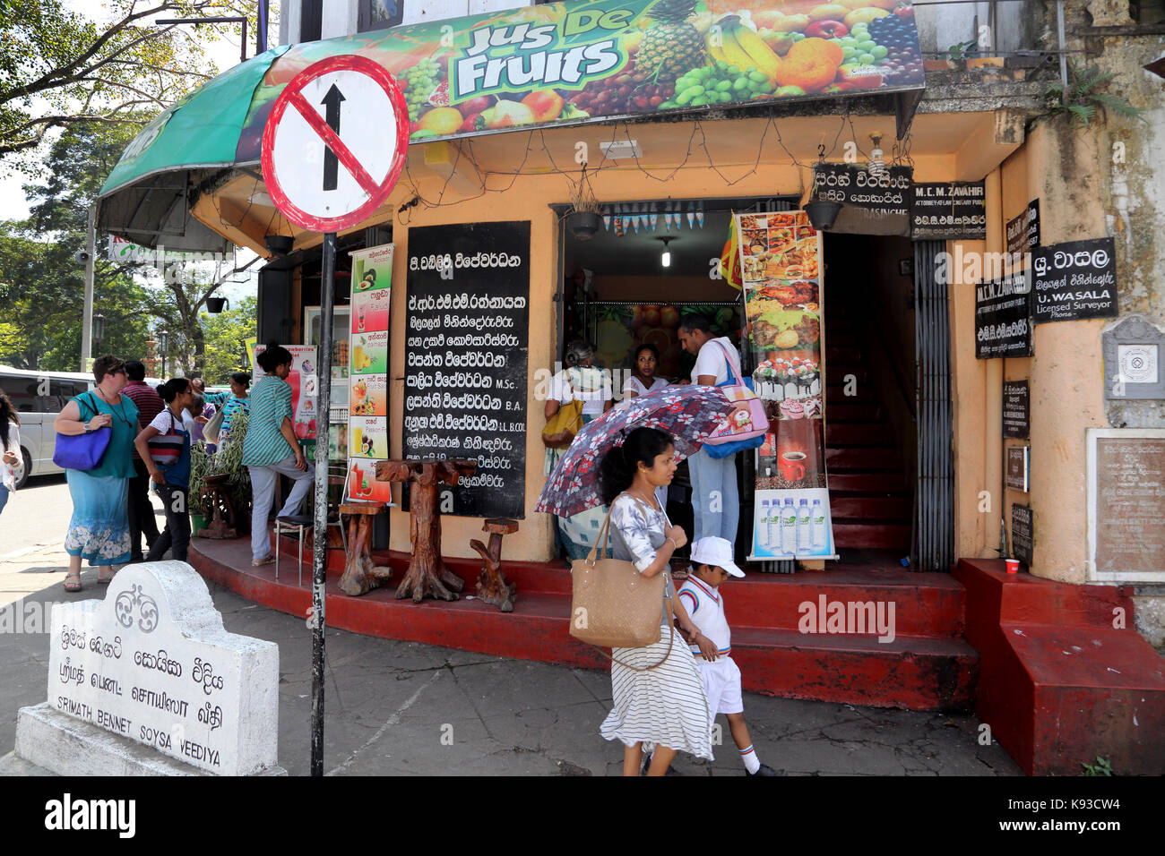 La città di Kandy Sri Lanka le persone al di fuori di Jus De Fruits Juice Bar Foto Stock