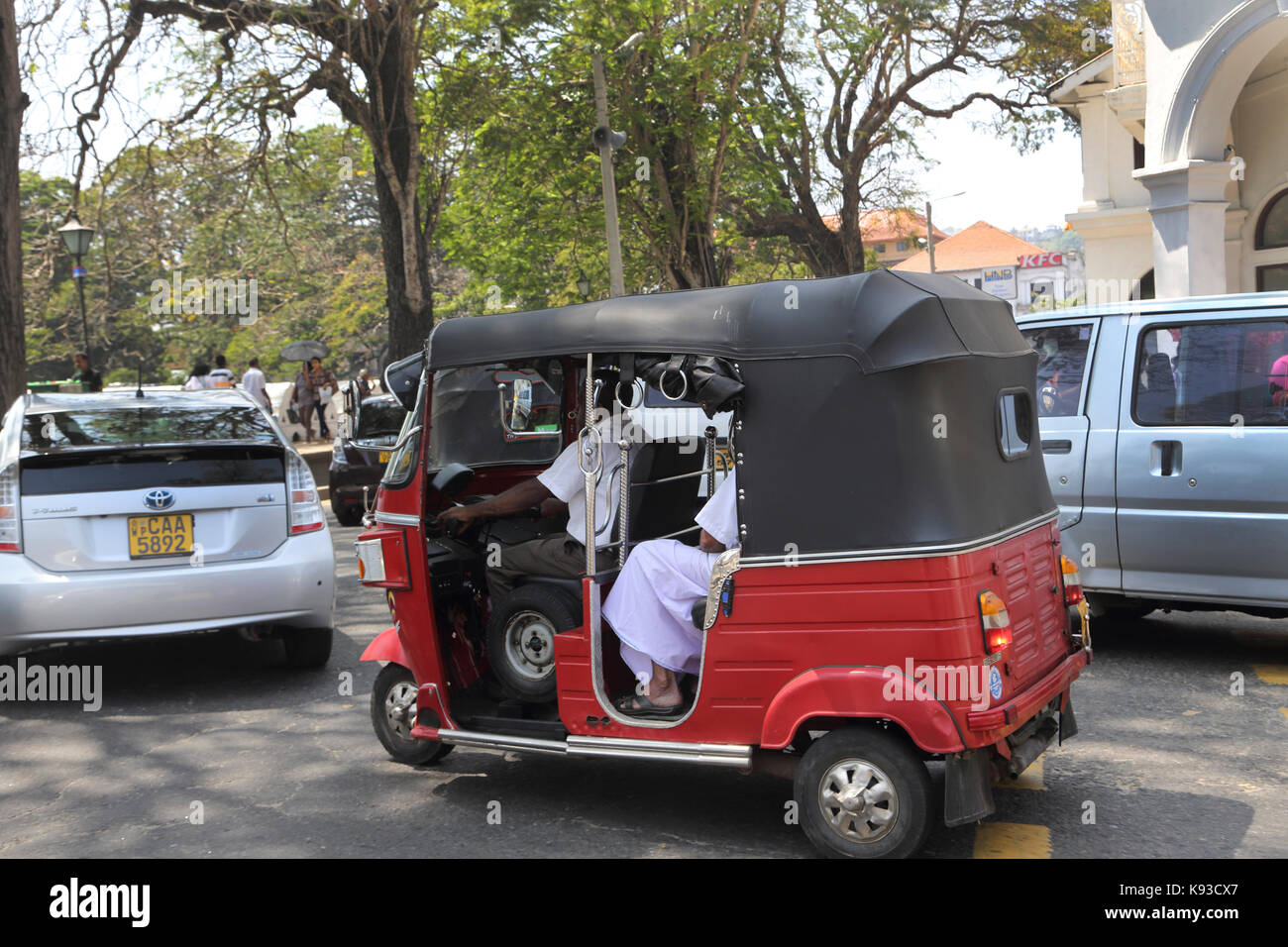 La città di Kandy Sri Lanka Tuk Tuk nel traffico Foto Stock