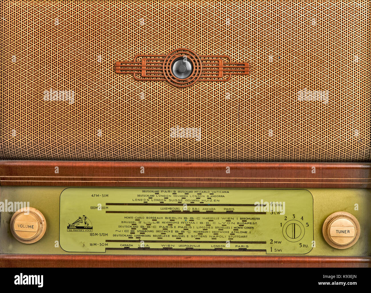 Decorativi pannello anteriore di una vecchia radio voce del padrone, primo piano Foto Stock