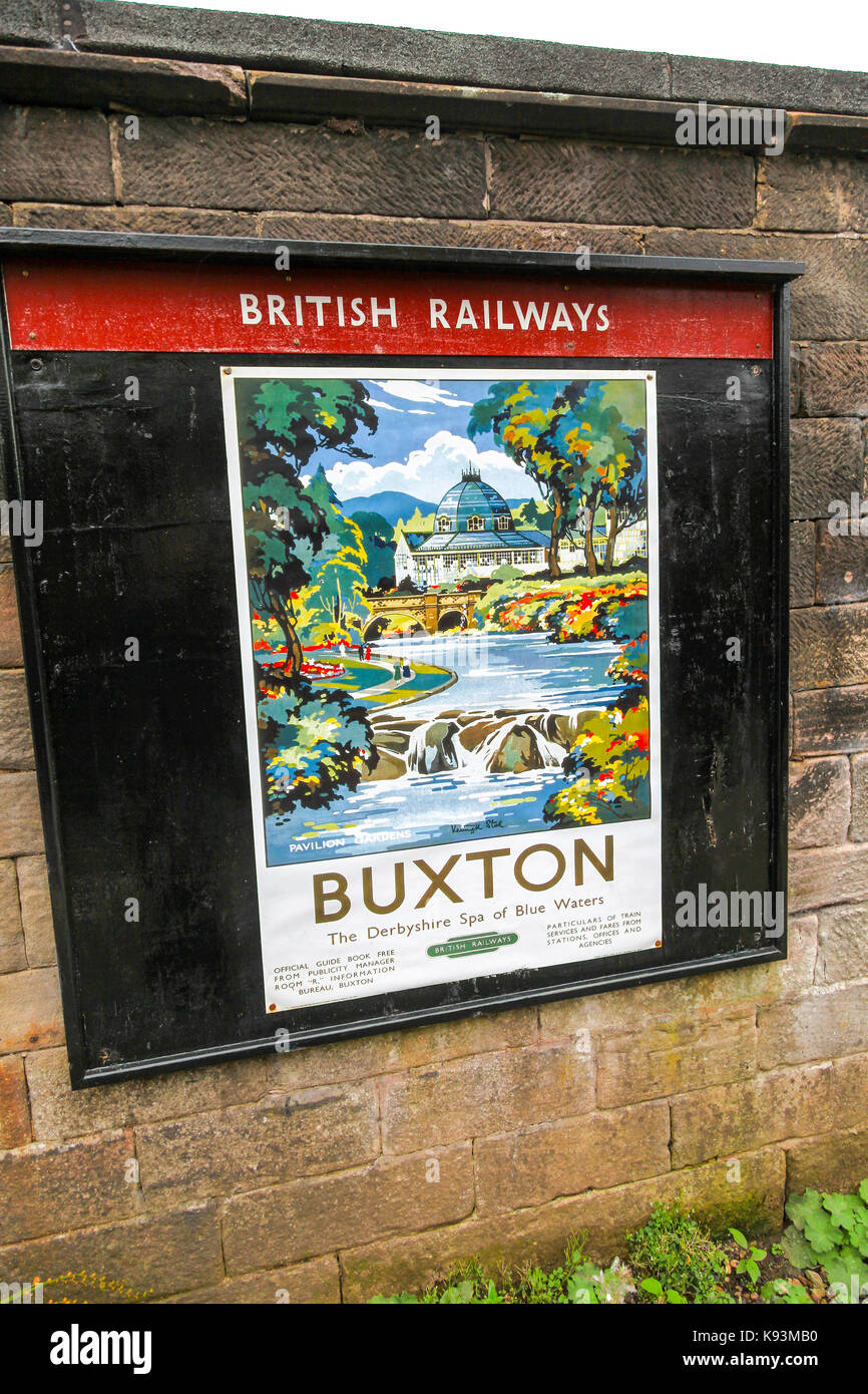 Un vecchio poster degli anni '50 e '60 su un cartello della British Railways che pubblicizza una visita a Buxton, Derbyshire, Inghilterra, Regno Unito Foto Stock