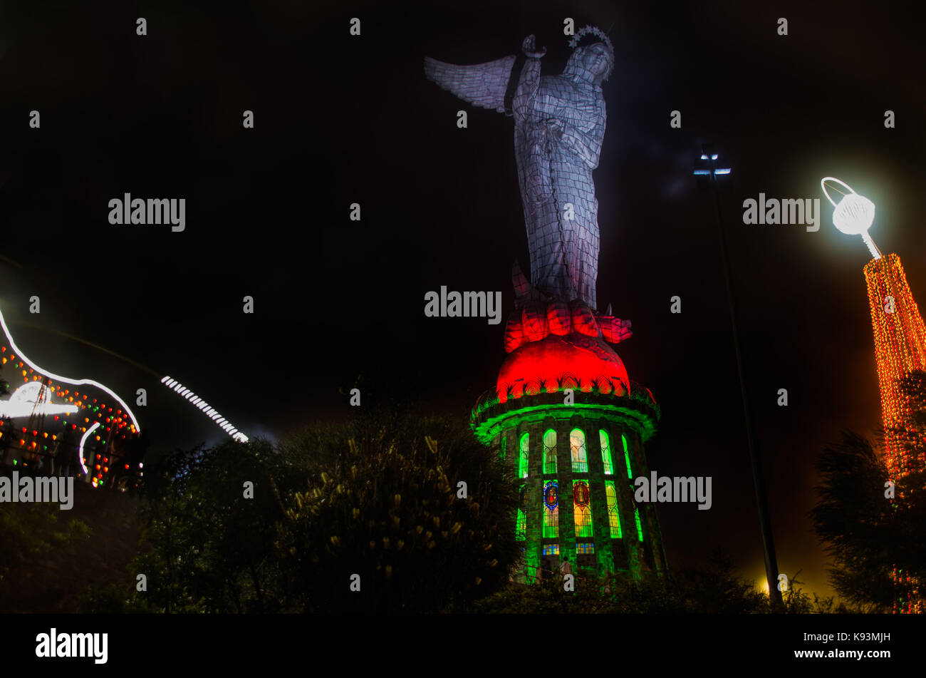 Quito, Ecuador - agosto 8, 2014: la Virgen de el panecillo statua in centro città Fotografato di notte vista dal basso con un luminoso luci, un rosso Foto Stock