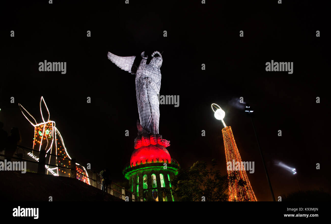 Quito, Ecuador - agosto 8, 2014: la Virgen de el panecillo statua in centro città Fotografato di notte di Quito è un patrimonio culturale mondiale dell UNESCO Foto Stock