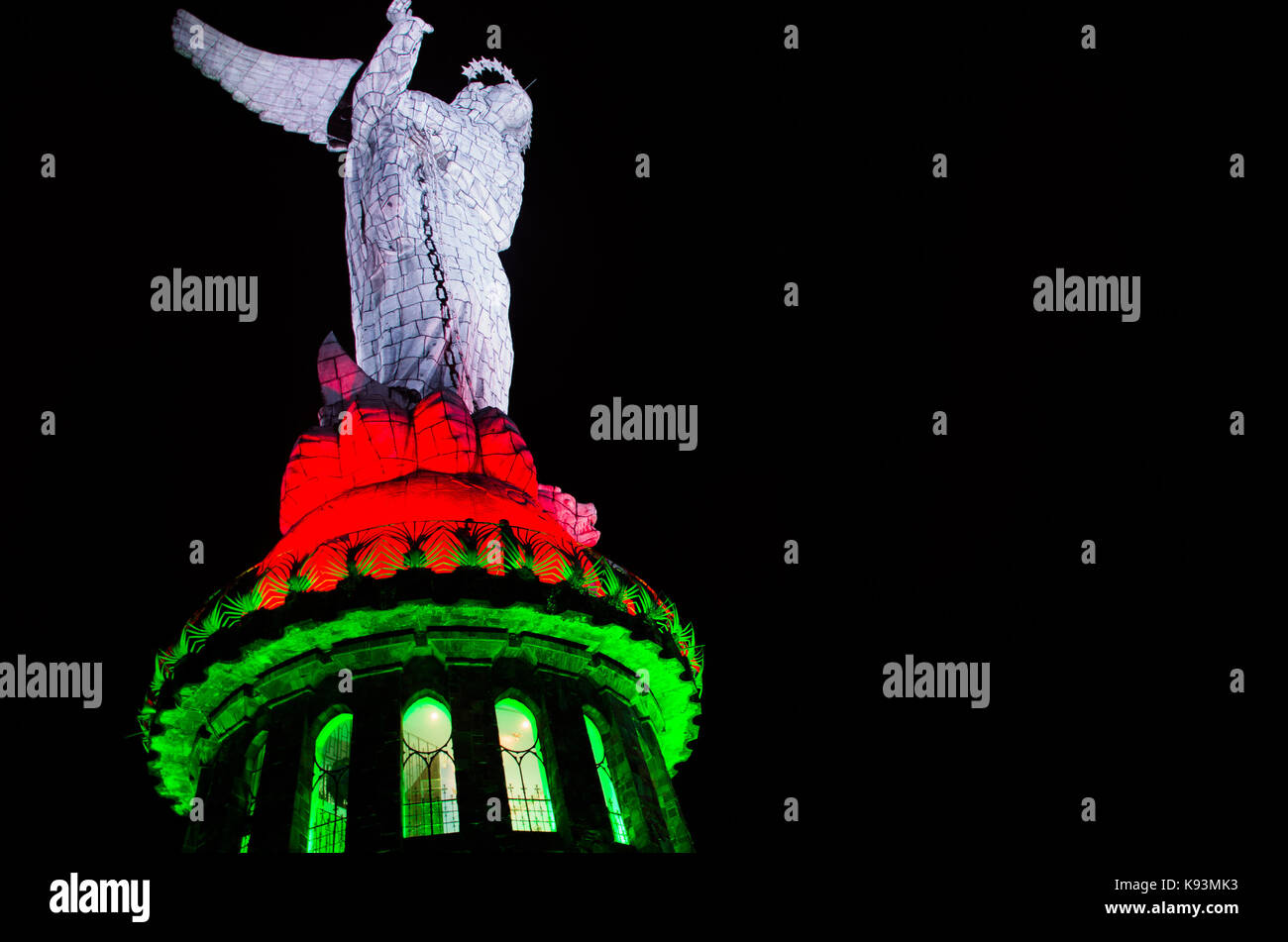 Quito, Ecuador - agosto 8, 2014: la Virgen de el panecillo statua in centro città Fotografato di notte vista dal basso con un luminoso luci, un rosso Foto Stock