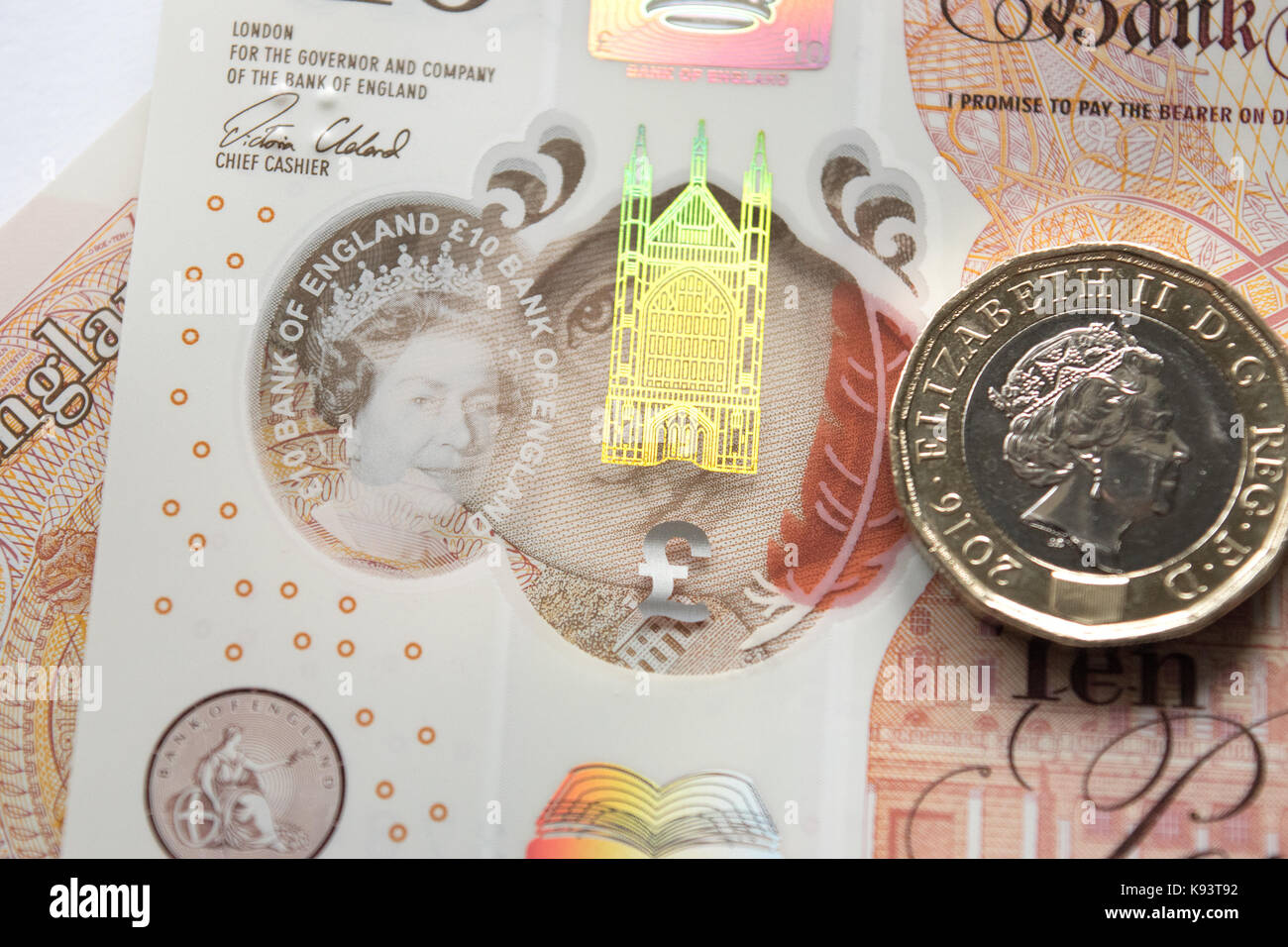 Nuovo 10£ Sterling nota con monete Foto Stock