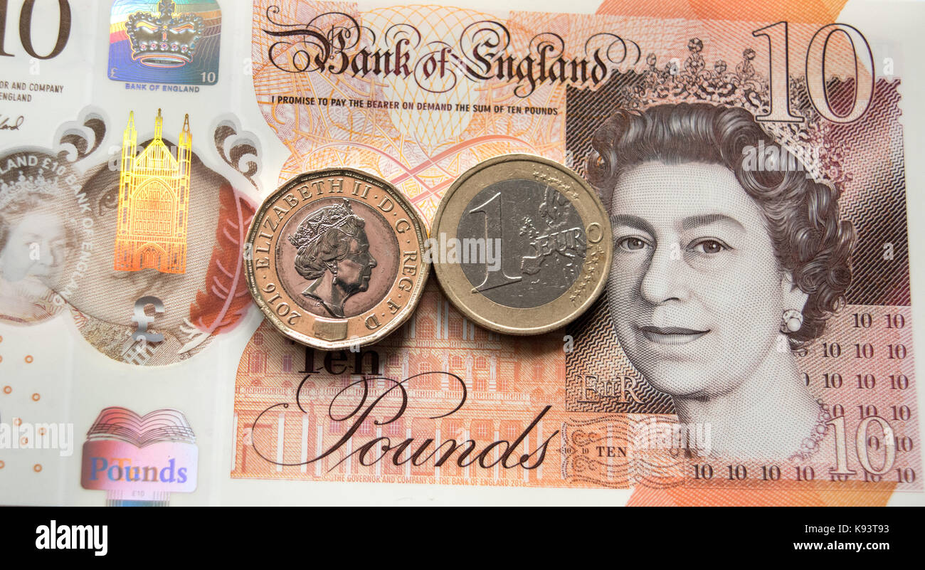 Nuovo £10 nota con £1 moneta e €1 gettone Foto Stock