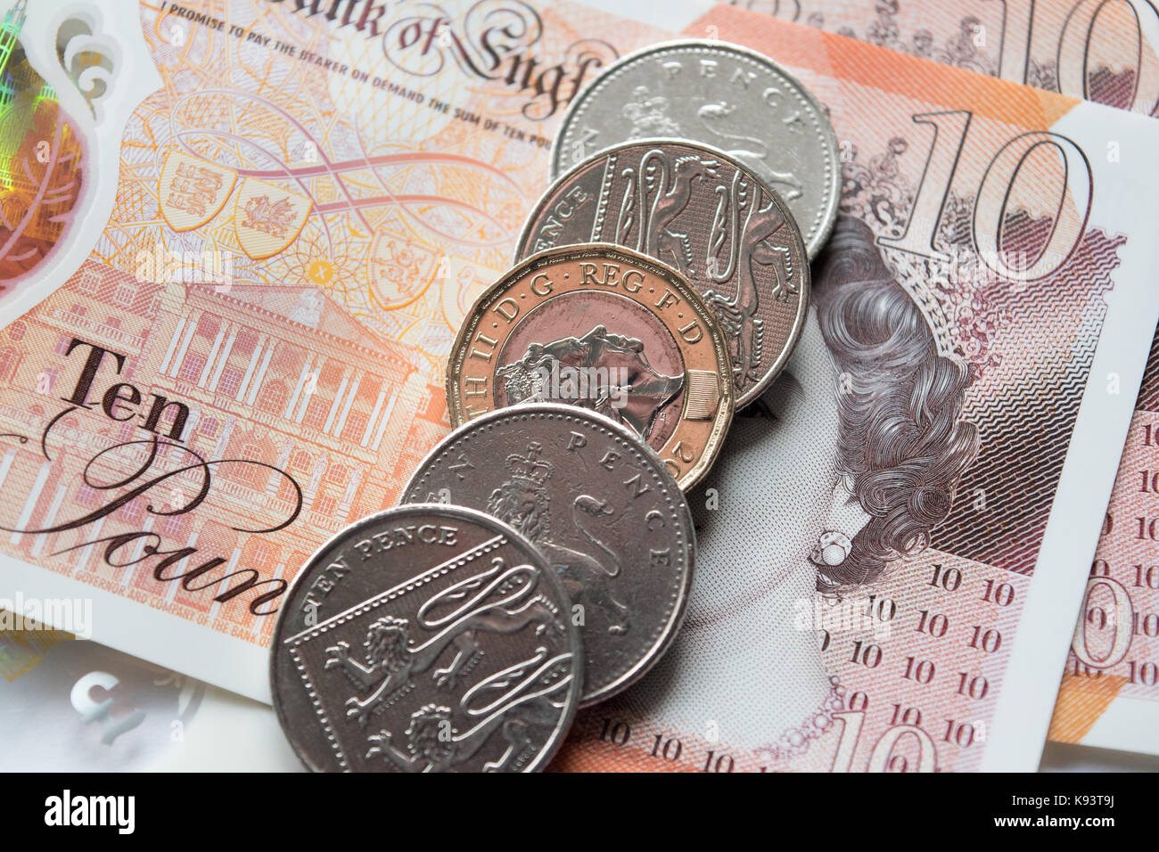 Nuovo 10£ Sterling nota con monete Foto Stock