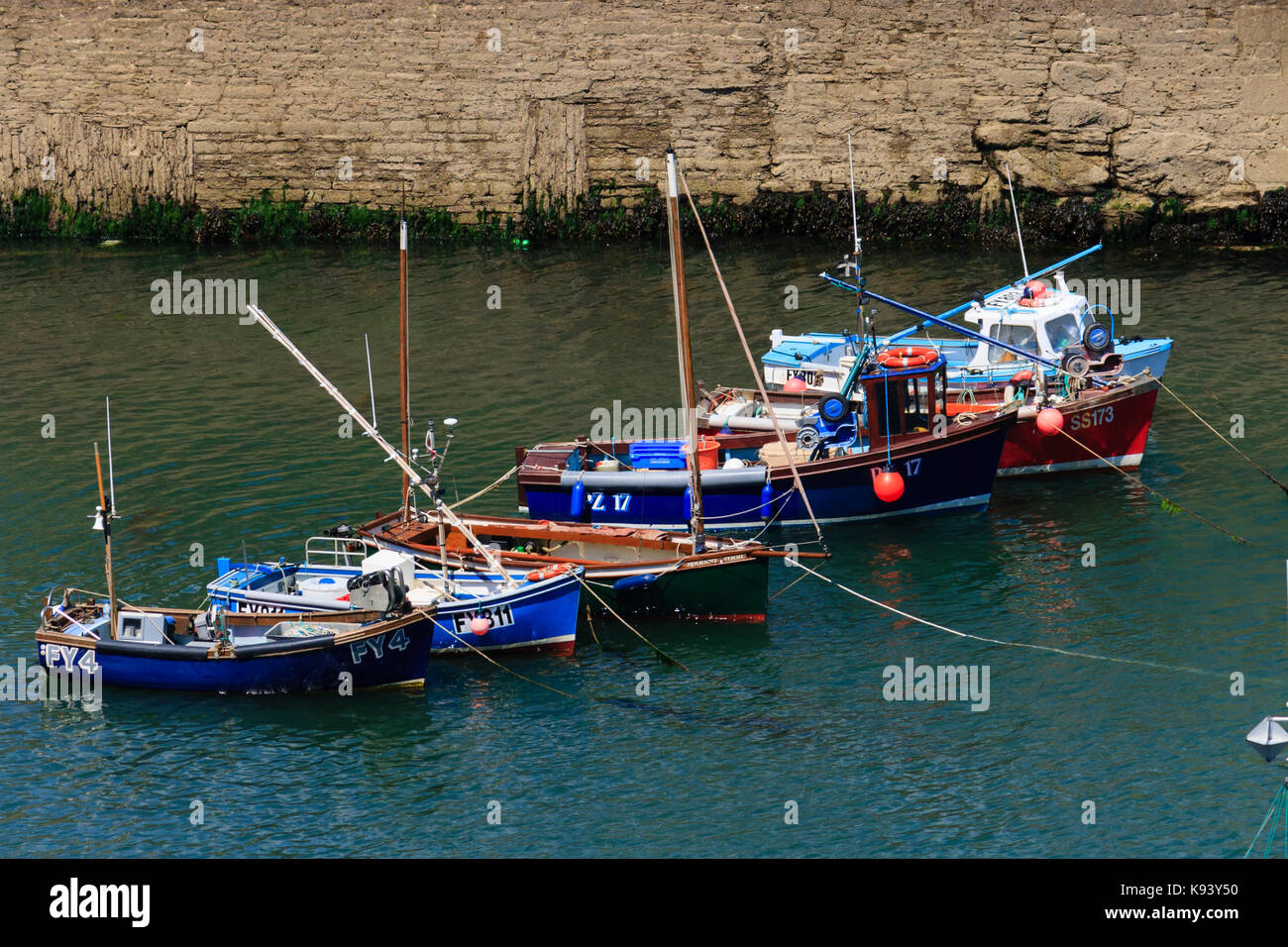 Piccola pesca costiera barche allineate dalla marea nel porto di Mevagissey, Cornwall, Regno Unito Foto Stock