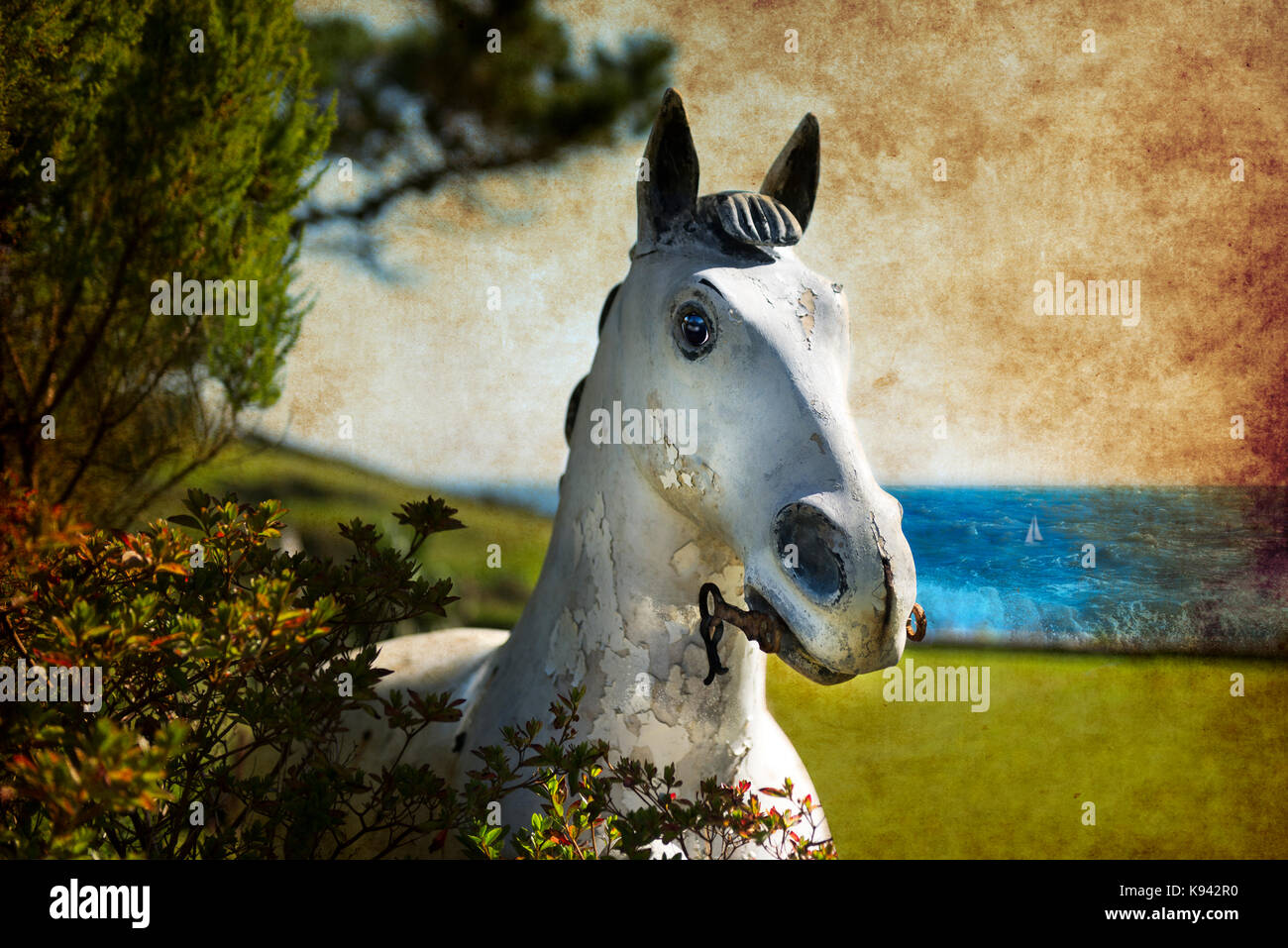 Cavallo di legno scultura contro un cornish seaview sfondo Foto Stock