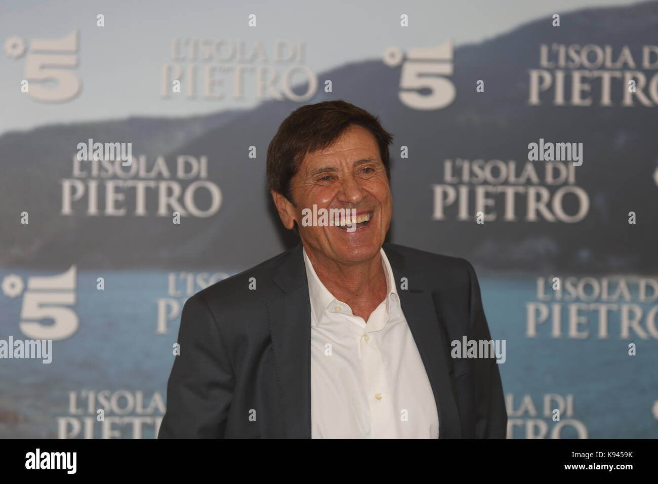 Milano, Italia. Xxi Sep, 2017. italiano attore e cantante Gianni Morandi, che svolge il ruolo di protagonista nel romanzo "l'isola di Pietro' credit: Luca marenda/Pacific press/alamy live news Foto Stock