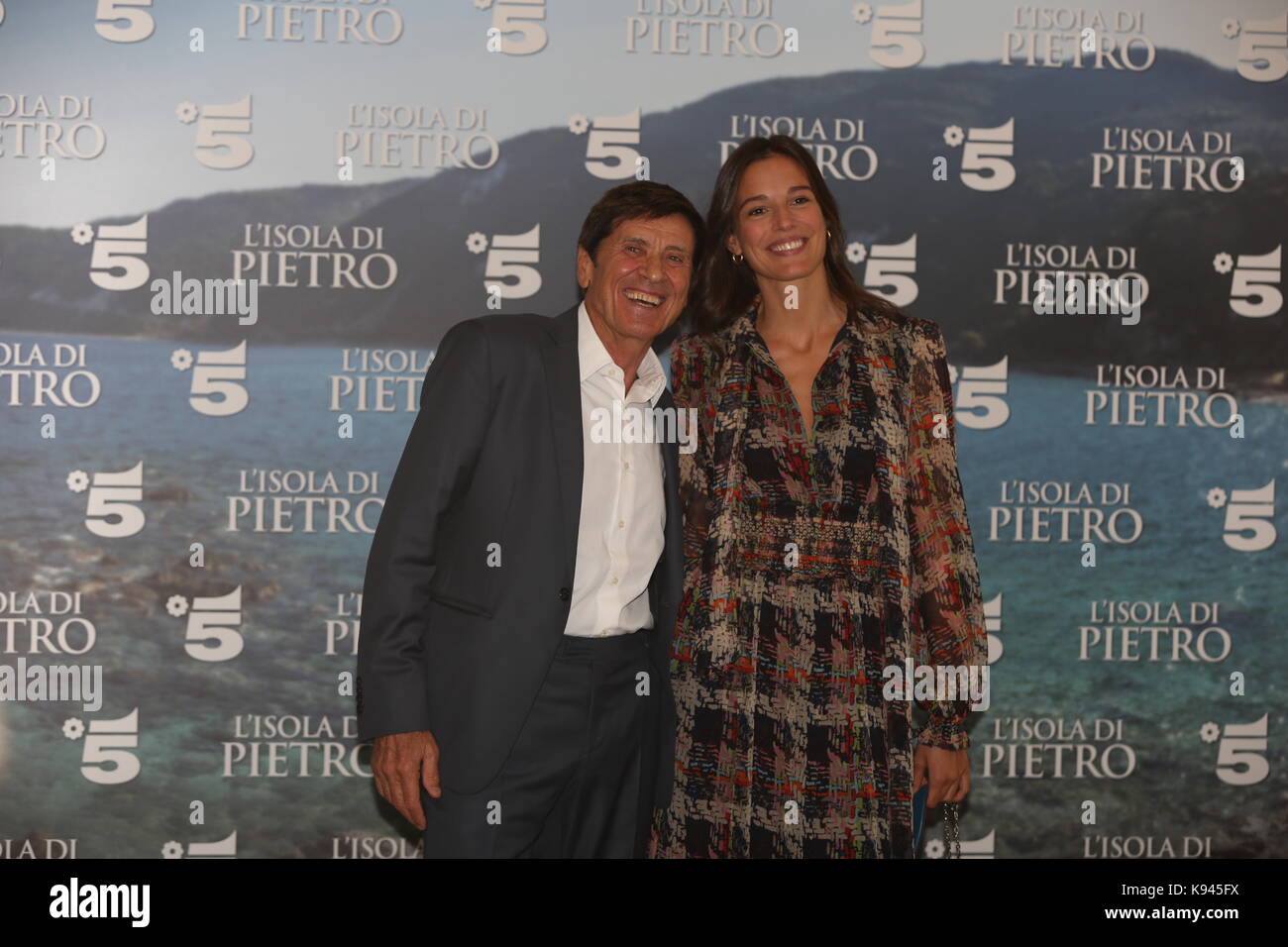 Milano, Italia. Xxi Sep, 2017. italiano attore e cantante Gianni Morandi, che svolge il ruolo di protagonista nel romanzo "l'sola di Pietro', con l'attrice chiara baschetti che gioca il ruolo di sua figlia. Credito: Luca marenda/Pacific press/alamy live news Foto Stock