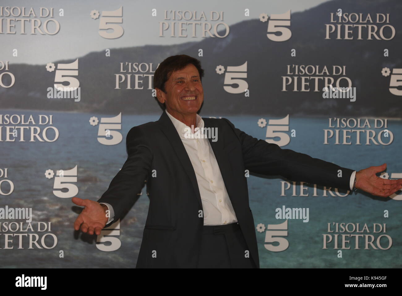 Milano, Italia. Xxi Sep, 2017. italiano attore e cantante Gianni Morandi, che svolge il ruolo di protagonista nel romanzo "l'isola di Pietro' credit: Luca marenda/Pacific press/alamy live news Foto Stock