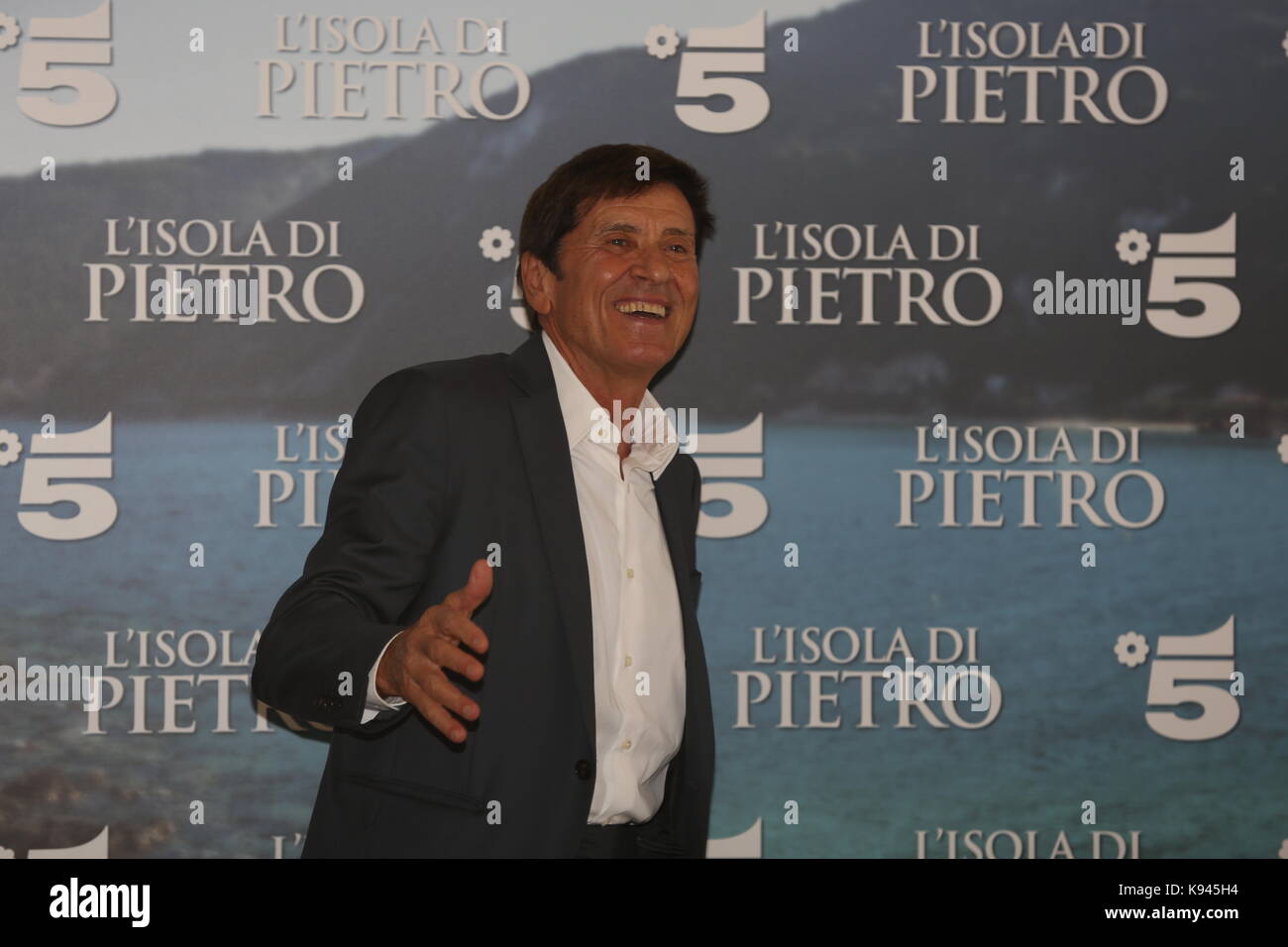 Milano, Italia. Xxi Sep, 2017. italiano attore e cantante Gianni Morandi, che svolge il ruolo di protagonista nel romanzo "l'isola di Pietro' credit: Luca marenda/Pacific press/alamy live news Foto Stock