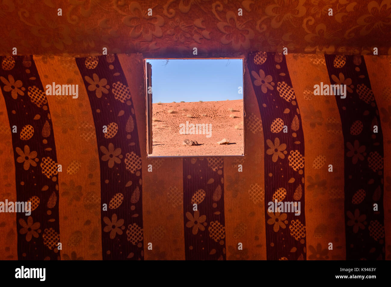 Vista dalla finestra nella tenda beduina nel Wadi Rum deserto deserto in Giordania Meridionale. Foto Stock
