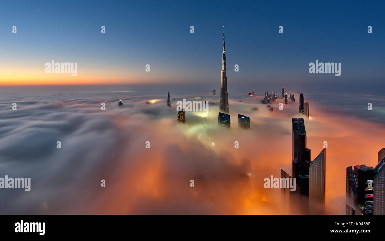 Vista del Burj Khalifa e altri grattacieli sopra le nuvole in Dubai Emirati Arabi Uniti. Foto Stock