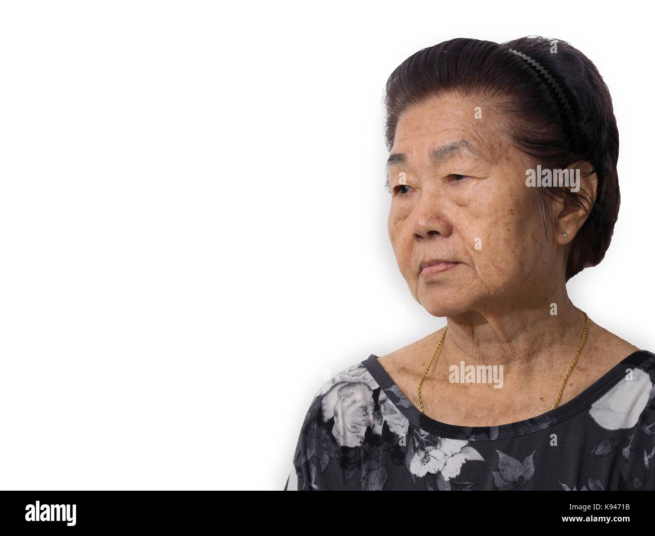 Anziani donna asiatica guardando triste e solitaria, uomo anziano ha perso la sua memoria causato dal morbo di Alzheimer e disturbi depressivi maggiori (depressione) Foto Stock