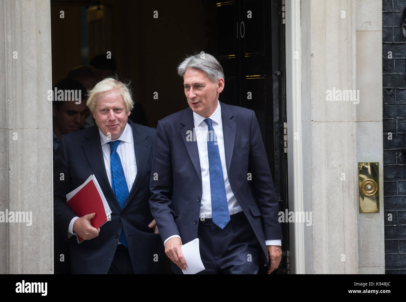 Segretario di Stato per gli affari esteri, Boris Johnson, lascia la riunione del gabinetto di Downing street con il cancelliere, Philip Hammond Foto Stock