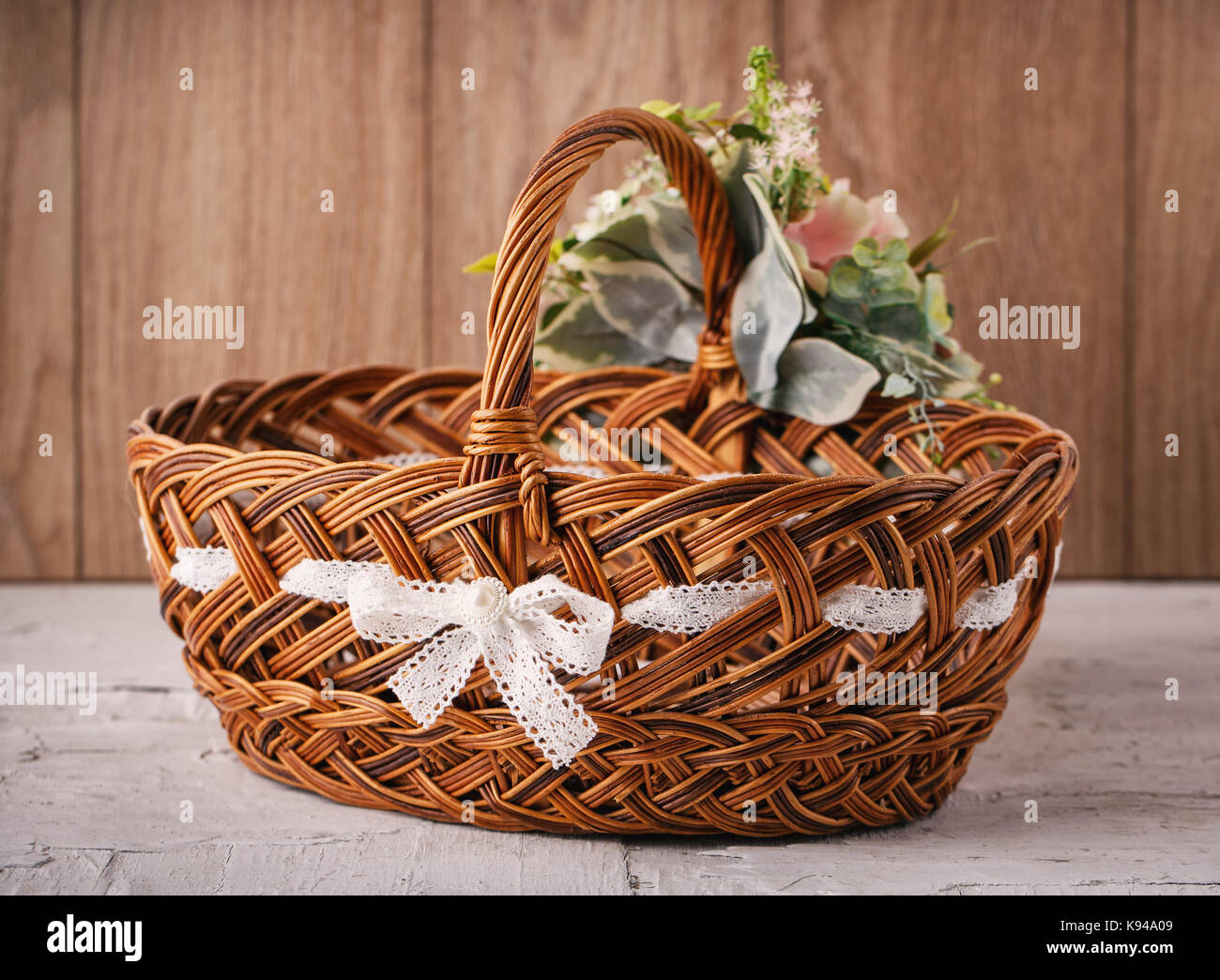 Pasqua decorativo cesto con fiori Foto Stock
