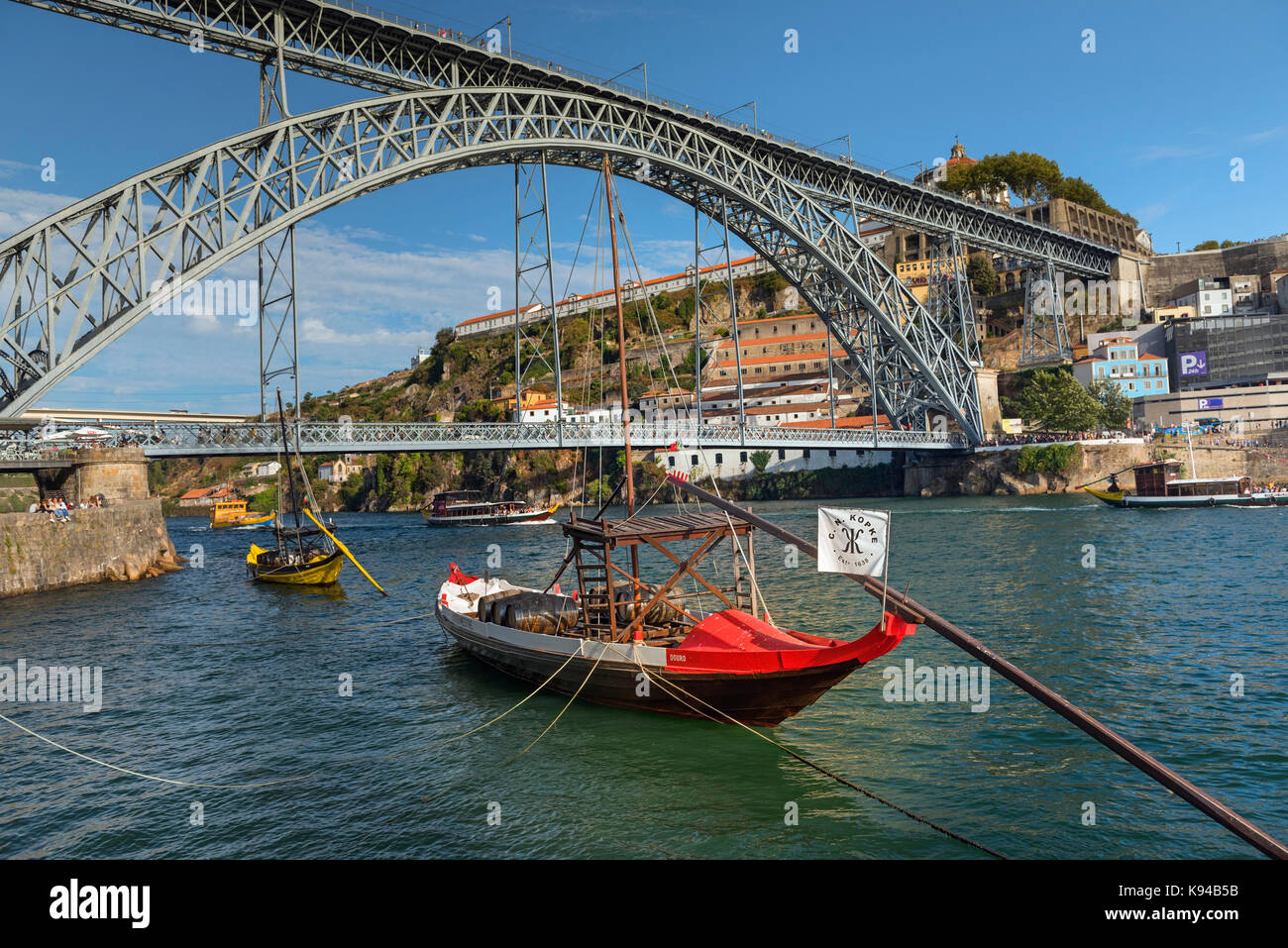 Porto di barche e Dom Luis I ponte sul fiume Douro Porto Portogallo Foto Stock