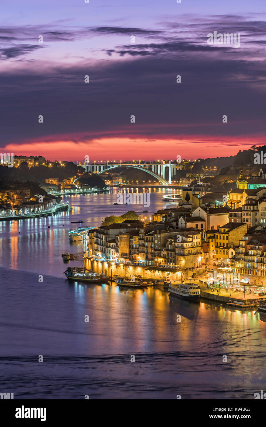 Vista della città di Ribeira e il fiume Douro Porto Portogallo Foto Stock