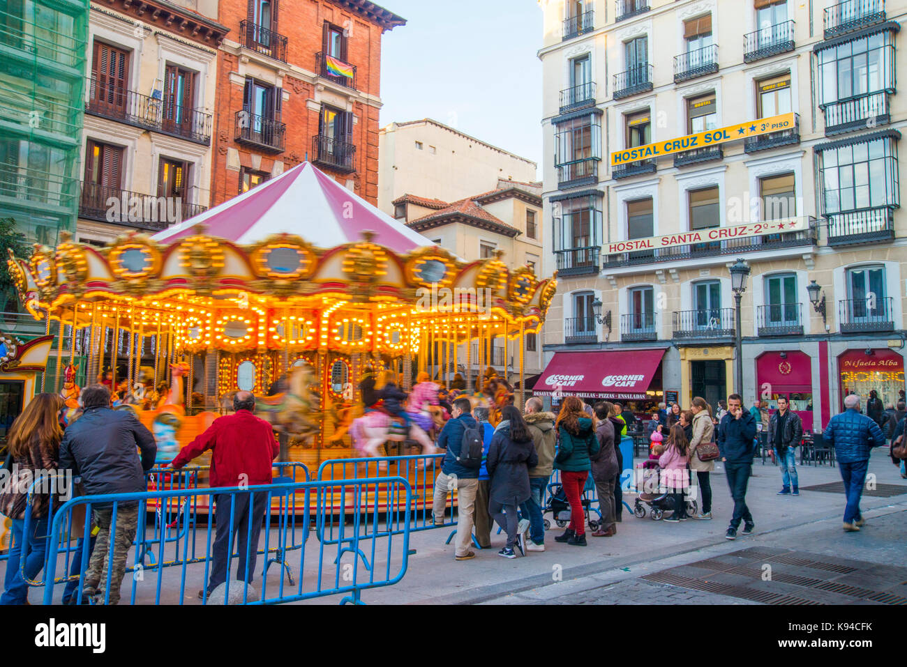 Giostra nel tempo di Natale. Piazza Santa Cruz, Madrid, Spagna. Foto Stock