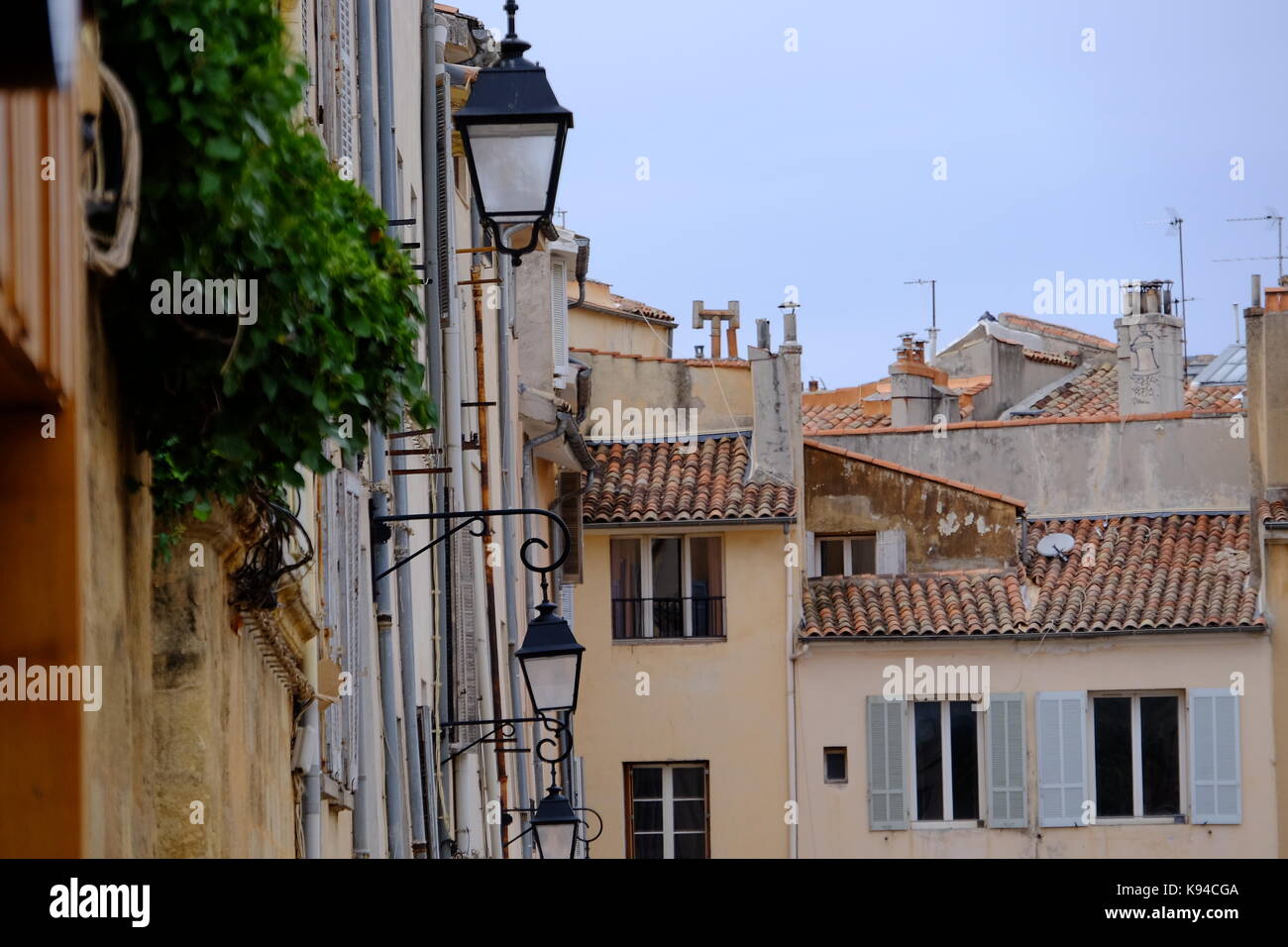 Edifici vecchi e lampade stradali in Aix en Provence, nel sud della Francia Foto Stock