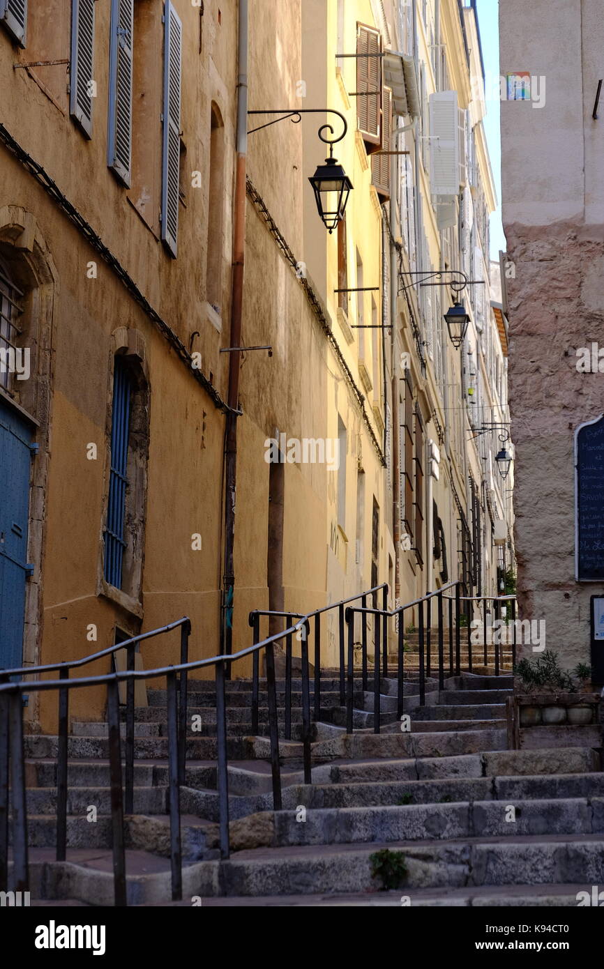 Le strette stradine e vicoli della città vecchia, Marsiglia Provenza, Francia Foto Stock
