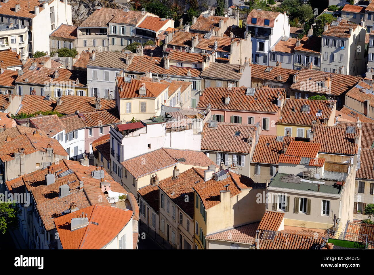 Rosso sui tetti della città, Marsiglia Provenza, Francia Foto Stock