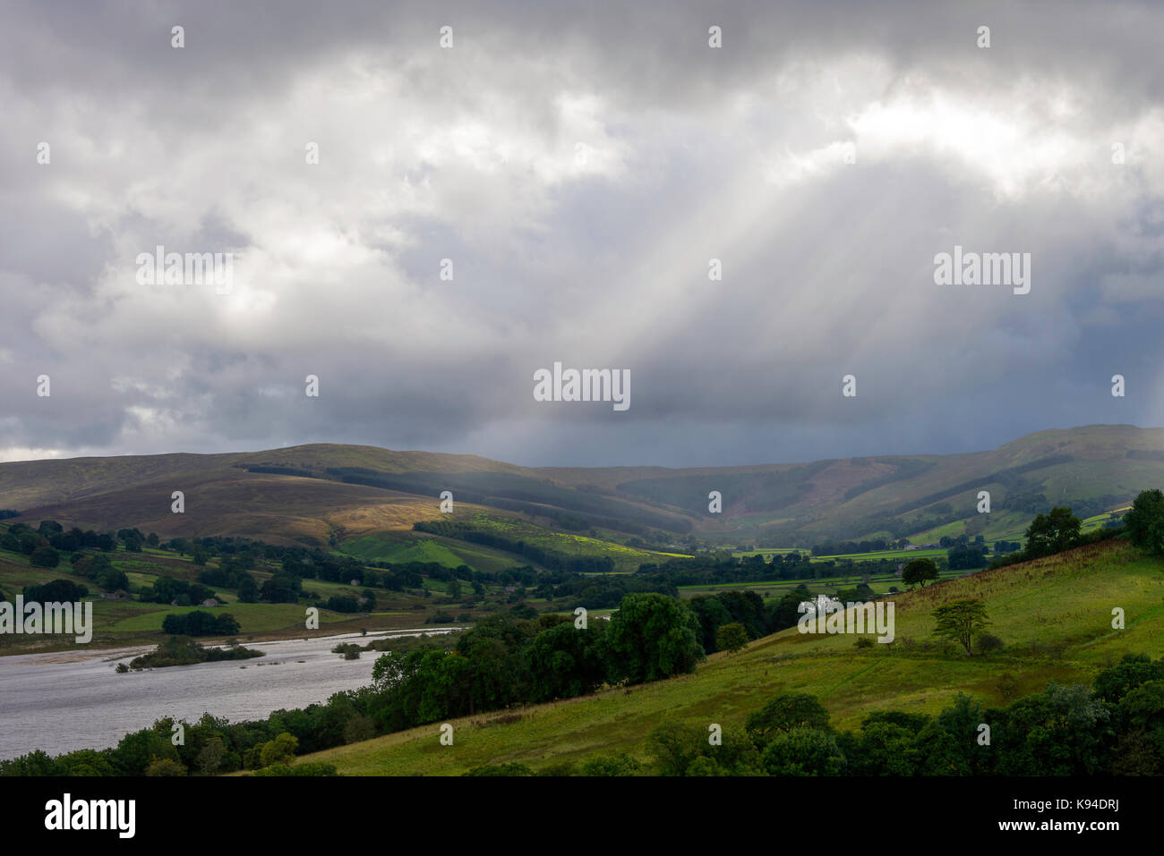 Cielo tempestoso sopra e intorno alle Semer acqua vicino Bainbridge nel Yorkshire Dales National Park North Yorkshire England Regno Unito Regno Unito Foto Stock