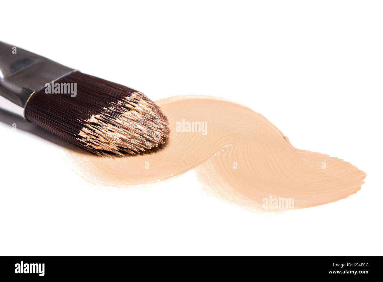 Close-up di trucco pennello con il fondotinta liquido su sfondo bianco. profondità di campo Foto Stock