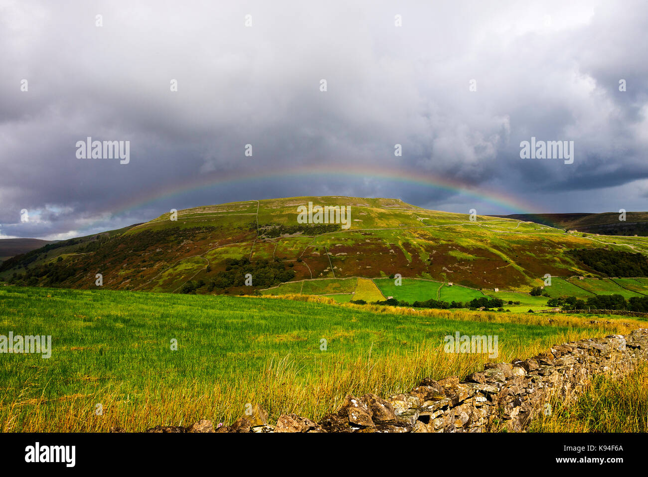 Un bellissimo arcobaleno curve su Remote nella brughiera Swaledale vicino Muker Yorkshire Dales National Park nello Yorkshire England Regno Unito Regno Unito Foto Stock