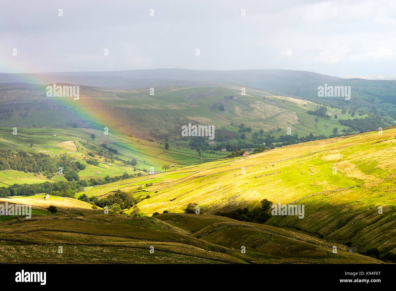 Un bellissimo arcobaleno curve su Remote nella brughiera Swaledale vicino Muker Yorkshire Dales National Park nello Yorkshire England Regno Unito Regno Unito Foto Stock