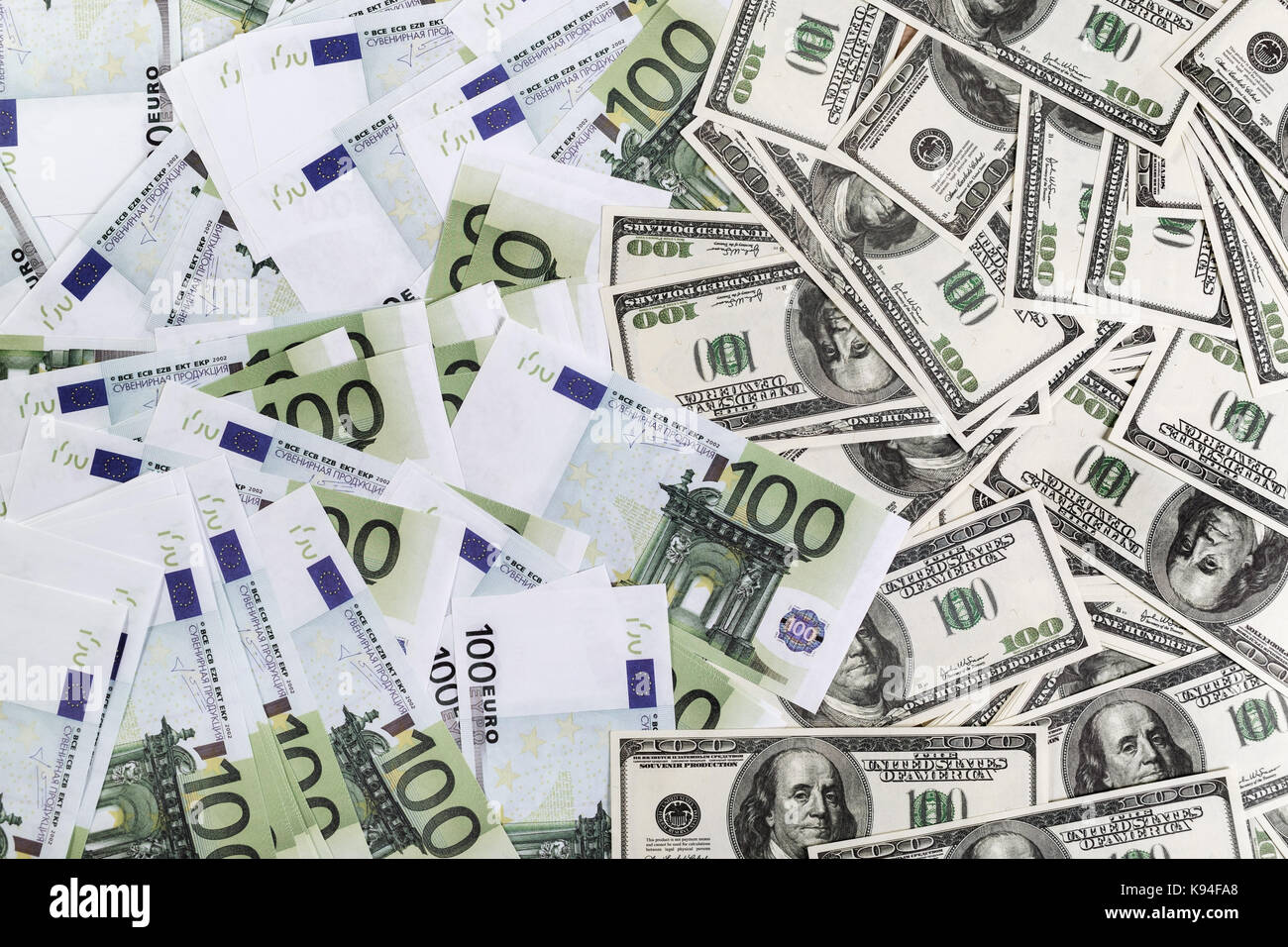 Molti dollari ed euro. Il denaro come sfondo. vista dall'alto. Foto Stock