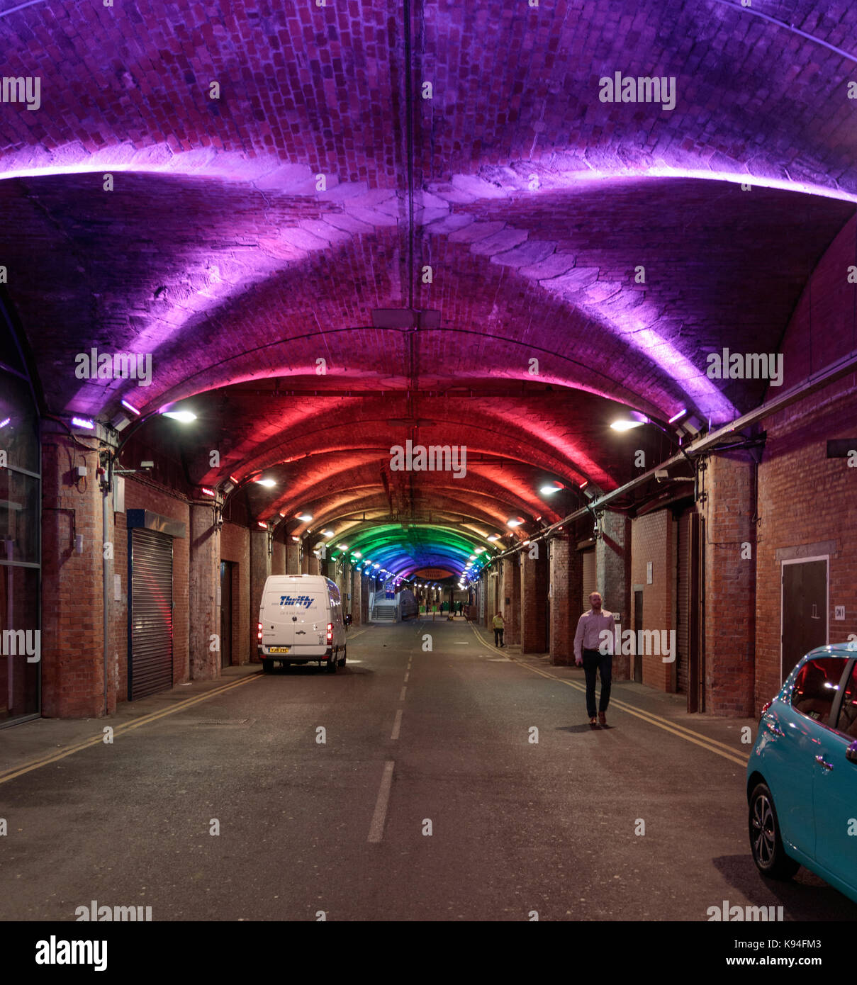 Accesso stradale a Granary Wharf, il buio archi, sotto la stazione ferroviaria di Leeds Foto Stock