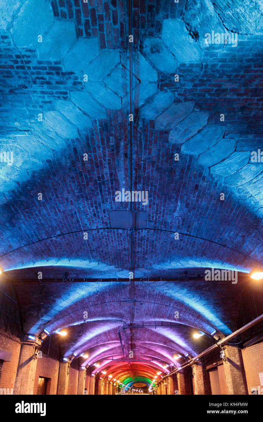 Accesso stradale a Granary Wharf, il buio archi, sotto la stazione ferroviaria di Leeds Foto Stock