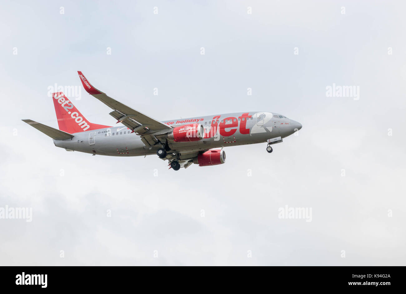Jet2 gli aeromobili in avvicinamento Leeds Bradford Airport per l'atterraggio Foto Stock