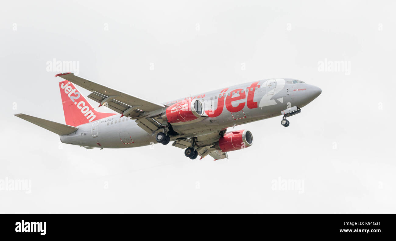 Boeing 737-377 aeromobili, reg g-cely, operati da vettore jet2, approcci/Leeds Bradford Airport per l'atterraggio. Foto Stock