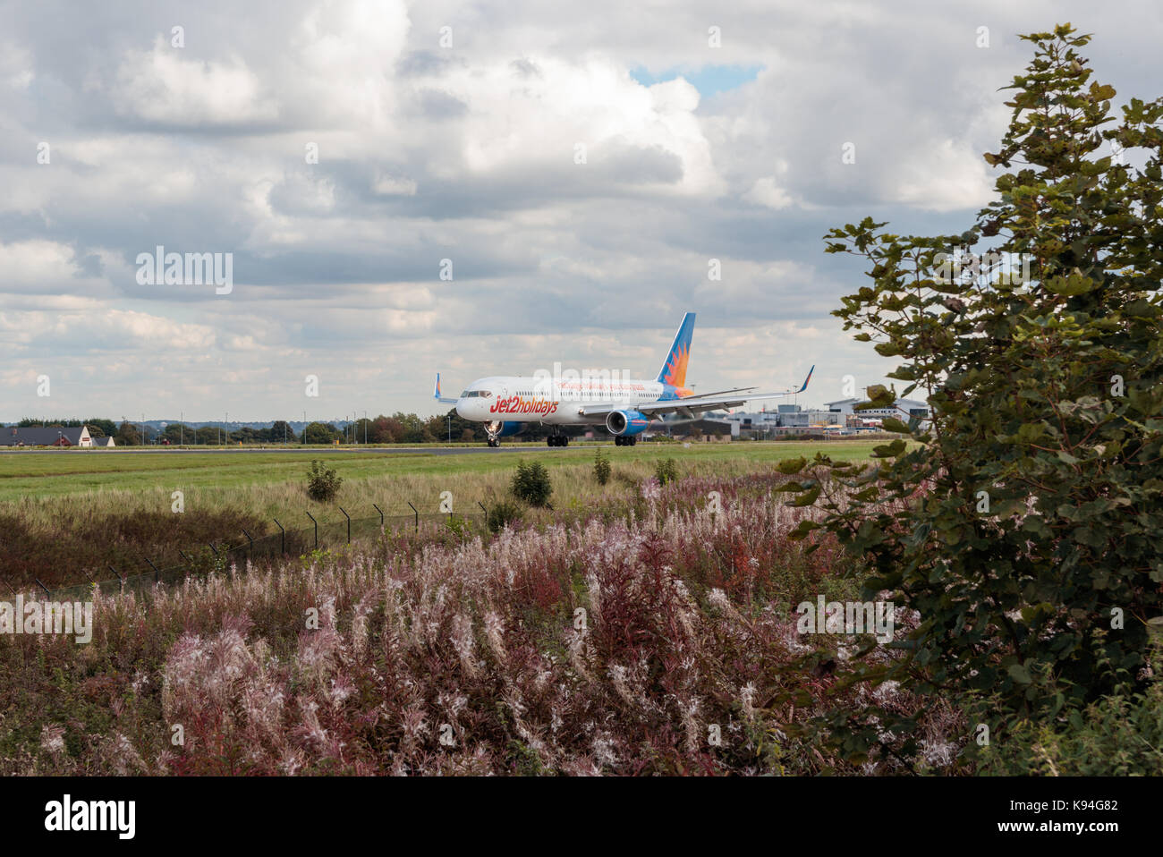 Aeromobile boeing 757, azionati da jet2 vacanze, taxying prima della partenza dall'aeroporto di Leeds Bradford Foto Stock