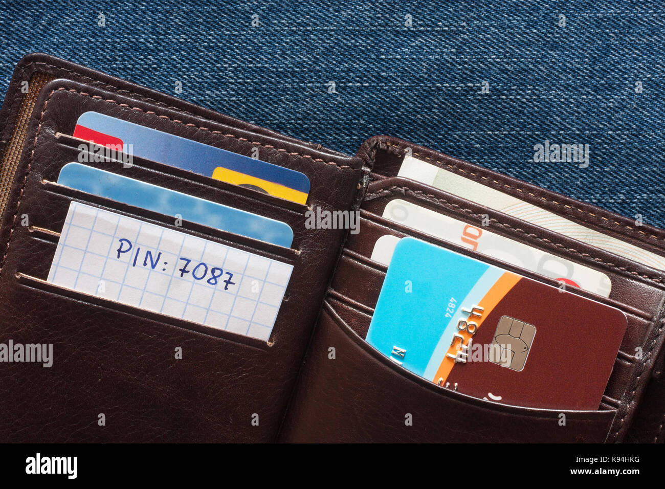 Carta di credito con numero pin nel portafoglio su sfondo blu Foto Stock