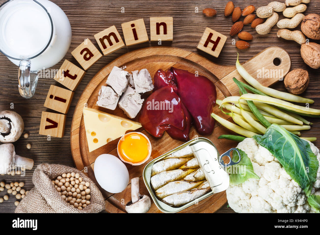 Gli alimenti ricchi di vitamina H (biotina). cibi come fegato, uova tuorlo,  lievito, formaggio, sardine, soia, latte, cavolfiore, fagioli verdi, i  funghi, le arachidi, wa Foto stock - Alamy