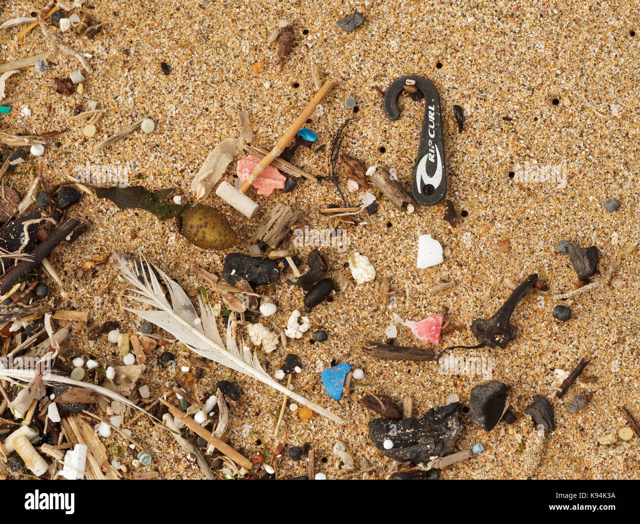 Spiagge e piscine di roccia inquinati con plastica rifiuti micro lavato in su la marea. 21st, settembre, 2017 Robert taylor/alamy live news. newquay, Foto Stock