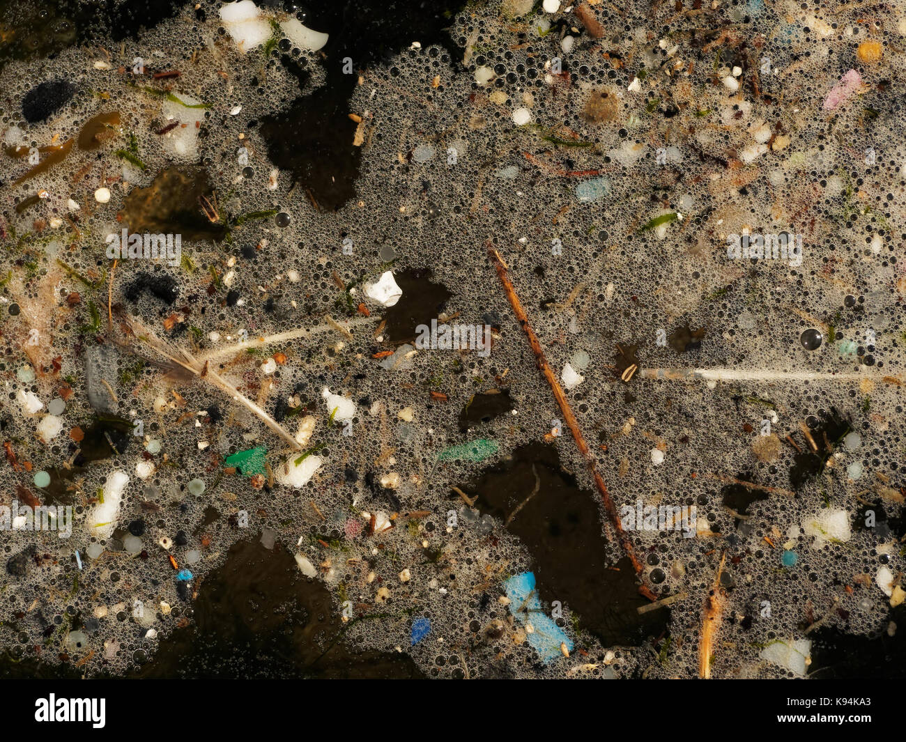 Spiagge e piscine di roccia inquinati con plastica rifiuti micro lavato in su la marea. 21st, settembre, 2017 Robert taylor/alamy live news. newquay, Foto Stock