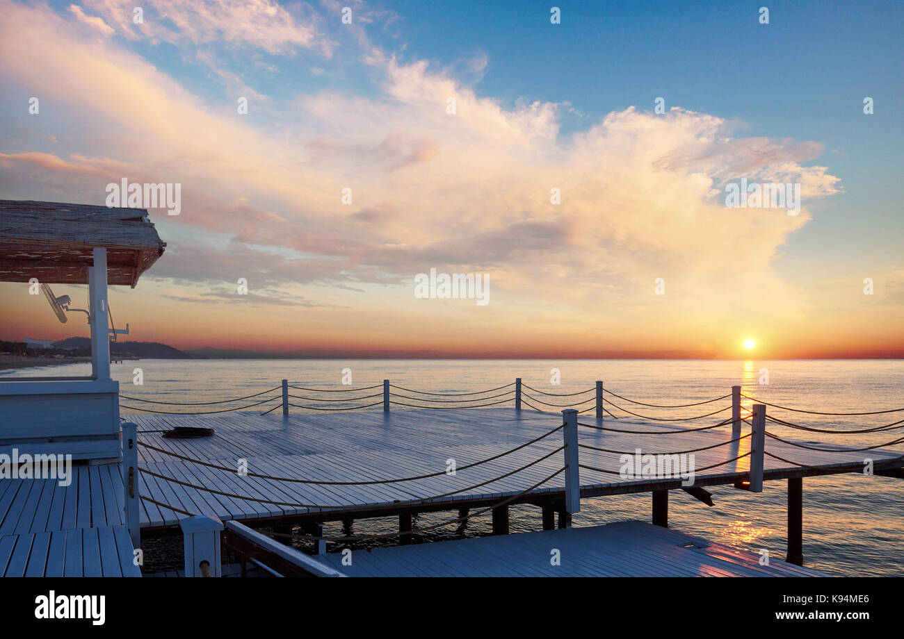 Buone vedute del molo di bianco al tramonto, che viene utilizzato per lo sfondo naturale di mare Foto Stock