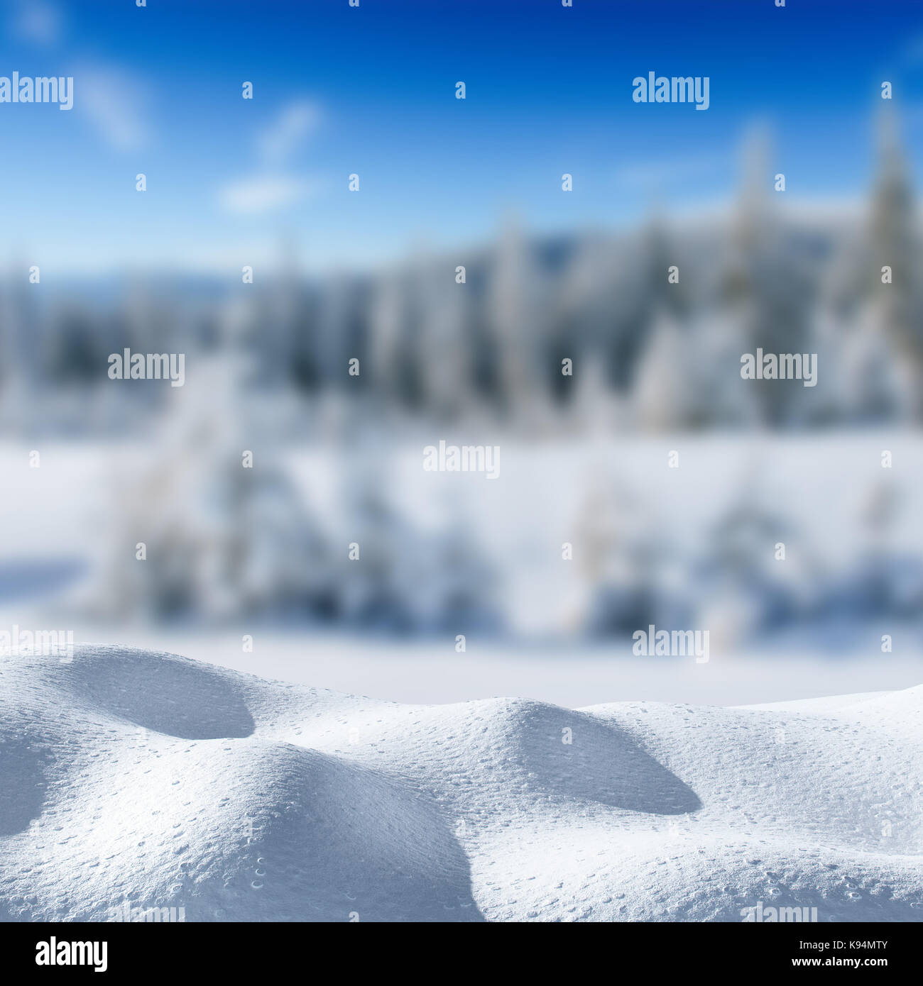 Inverno sfondo con un mucchio di neve e paesaggio eroso. magico inverno coperto di neve albero. Felice anno nuovo. Carpazi. l'Ucraina. Foto Stock