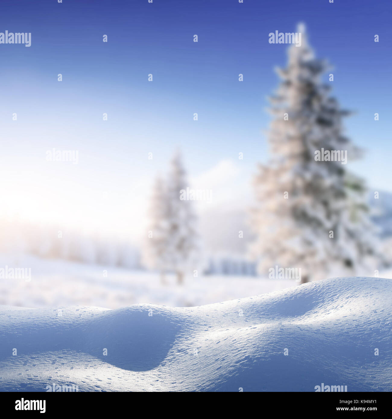Inverno sfondo con un mucchio di neve paesaggio. magico inverno coperto di neve albero. Felice anno nuovo. Carpazi. l'Ucraina. Foto Stock