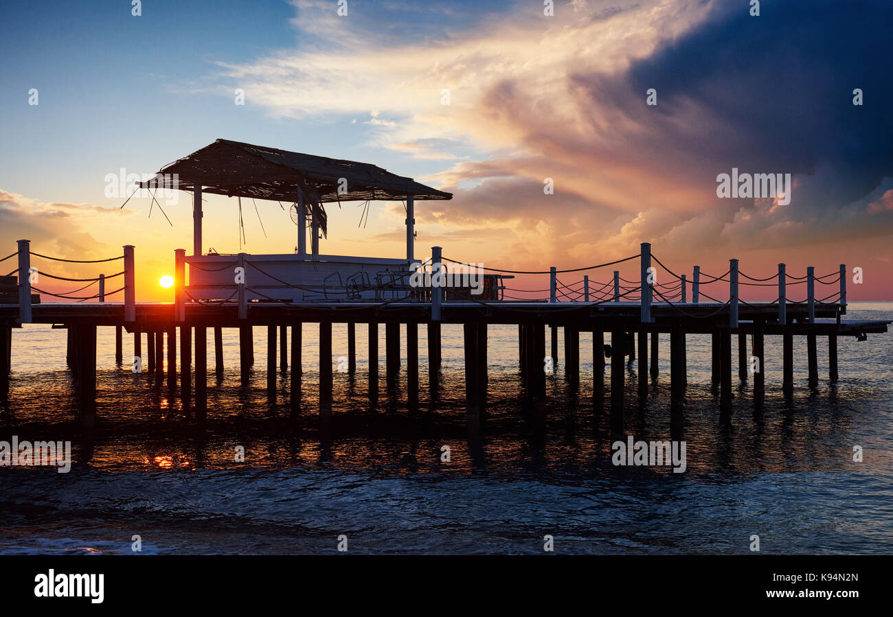 Ponte di legno pier contro un bellissimo cielo misura utilizzata per lo sfondo naturale, sfondo e multi-stadio del mare. Foto Stock