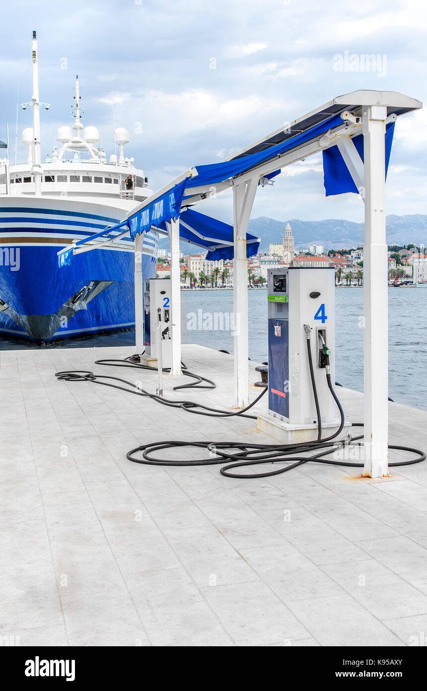 Il rifornimento di carburante per le barche nel porto. Foto Stock