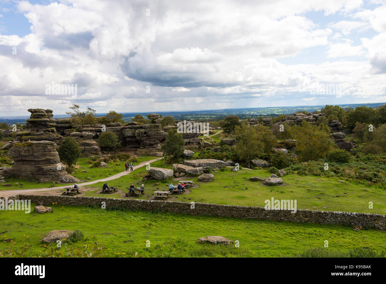 Bilanciamento del belle formazioni rocciose a Brimham rocce vicino ponte Pateley North Yorkshire England Regno Unito Regno Unito Foto Stock